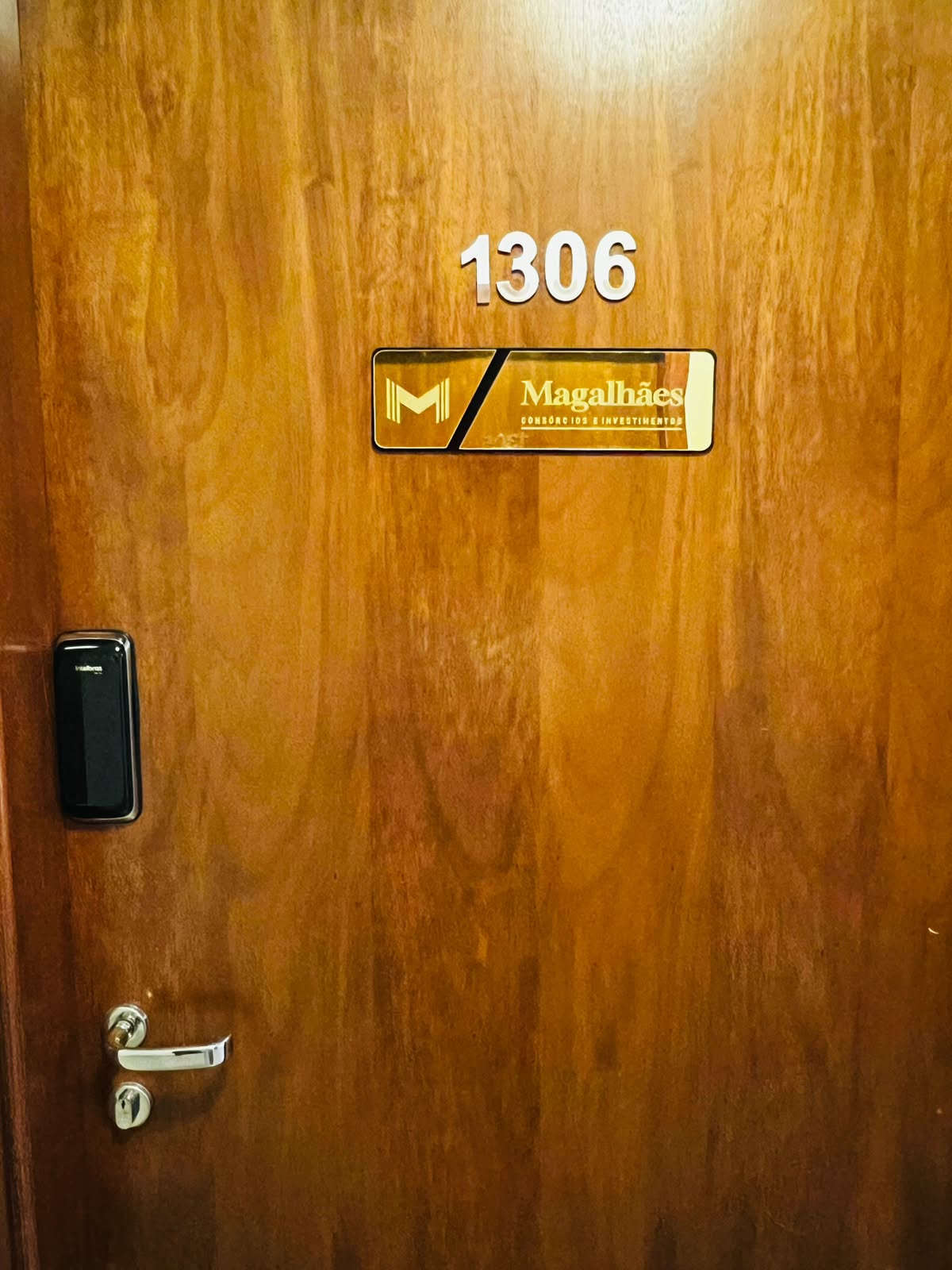 Escritório Magalhães - Porta sala 1306